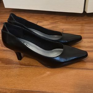 Life Stride Black Pumps